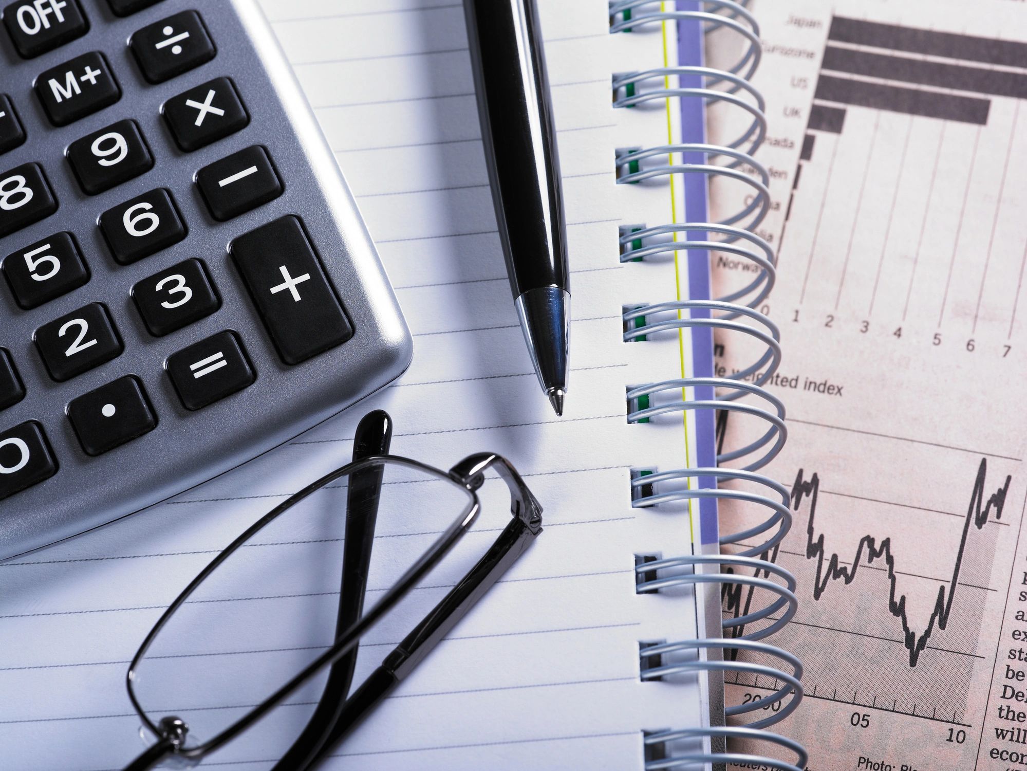 Calculadora y documentos de planificación financiera sobre una mesa