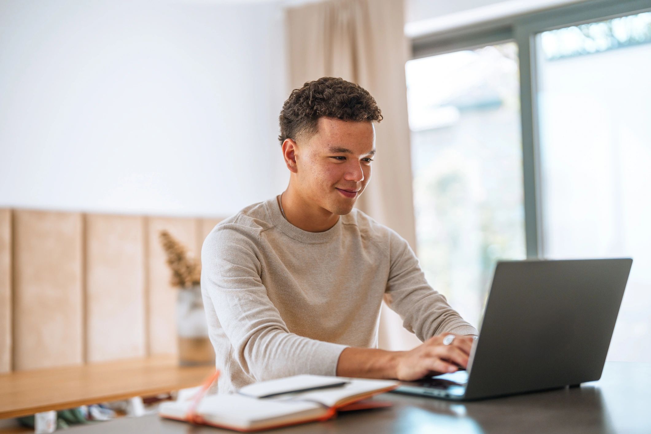 Emprendedor trabajando en laptop en casa